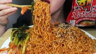 小陆吃国产火鸡面视频,味道如何？揭秘网红美食背后的真相